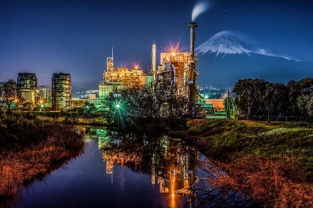 富士山を背景に、光り輝く工場夜景を見に行こう！「富士市の工場夜景