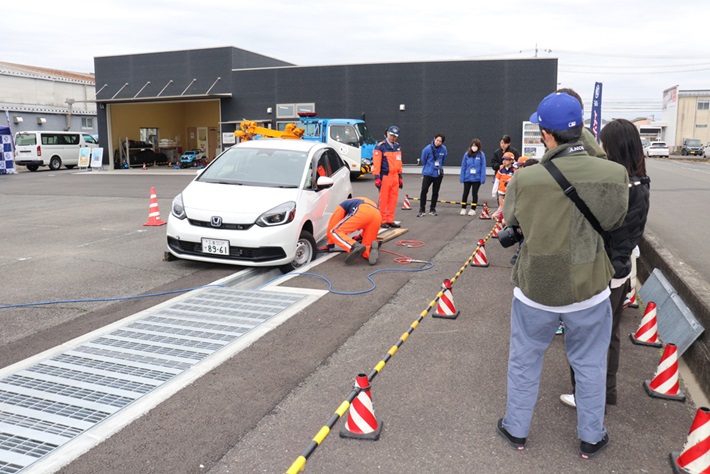 鈴鹿基地内にて、落輪した車の引き揚げ作業デモの様子