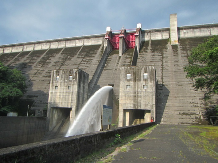 君ケ野ダムの放水のようす