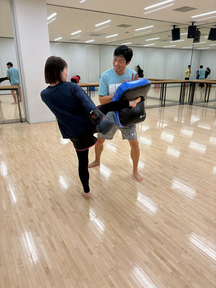 女性がインストラクターにキックしている