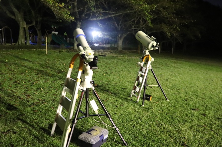 2つの天体望遠鏡が並んでいる写真