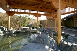 極楽湯津店の露天風呂