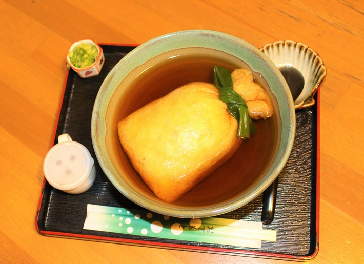 え 普通のきつねうどんと逆 麺闘庵 の巾着きつね Jafナビ