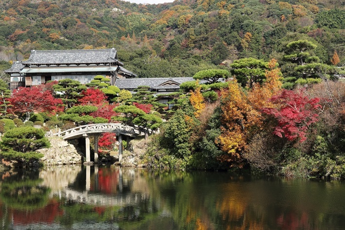 毛利氏庭園_紅葉 (池越し)